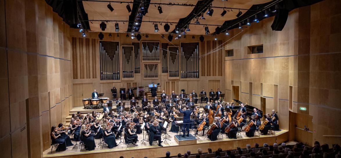 Orkiestra symfoniczna podczas koncertu