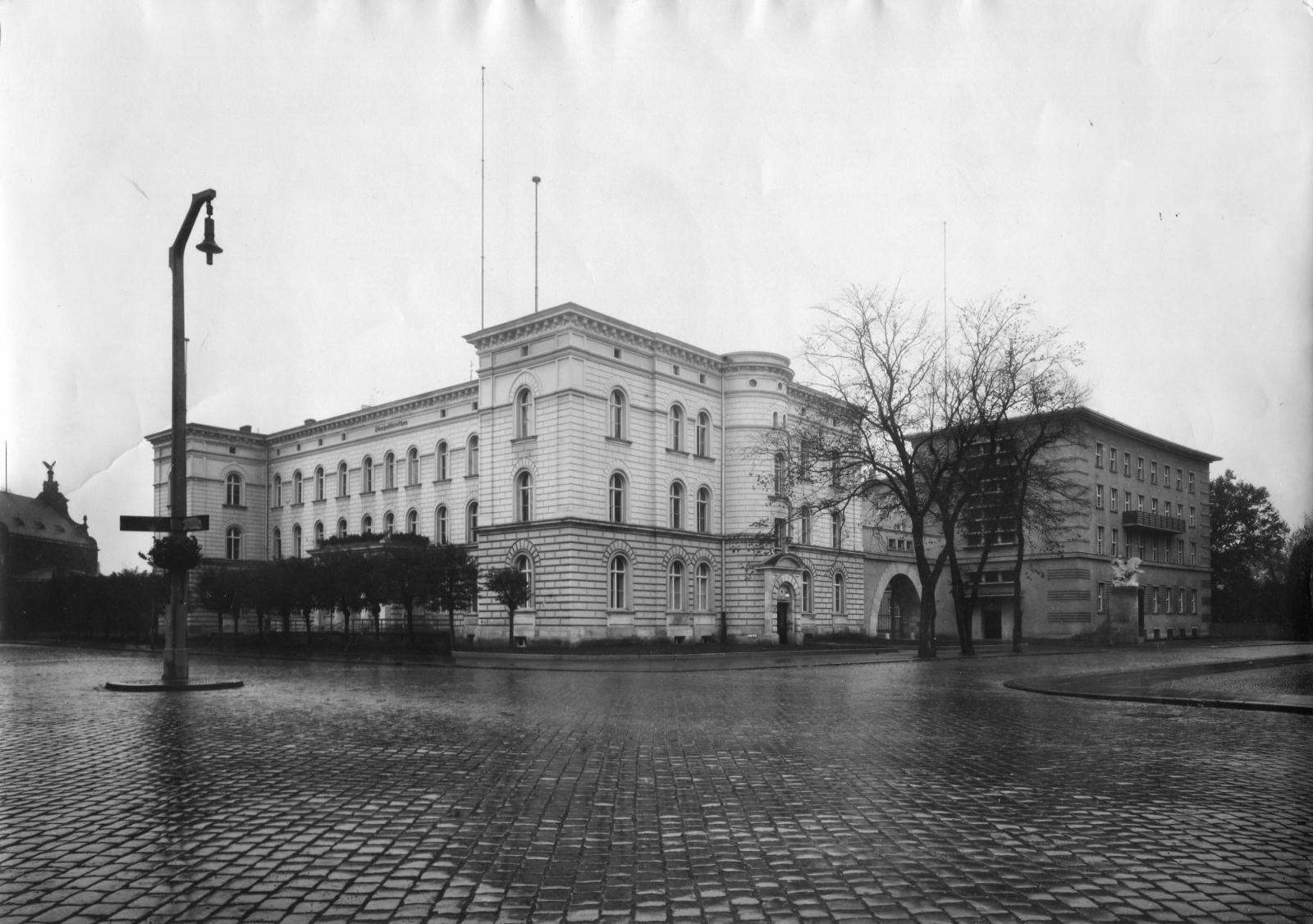 Budynek poczty głównej w Opolu
