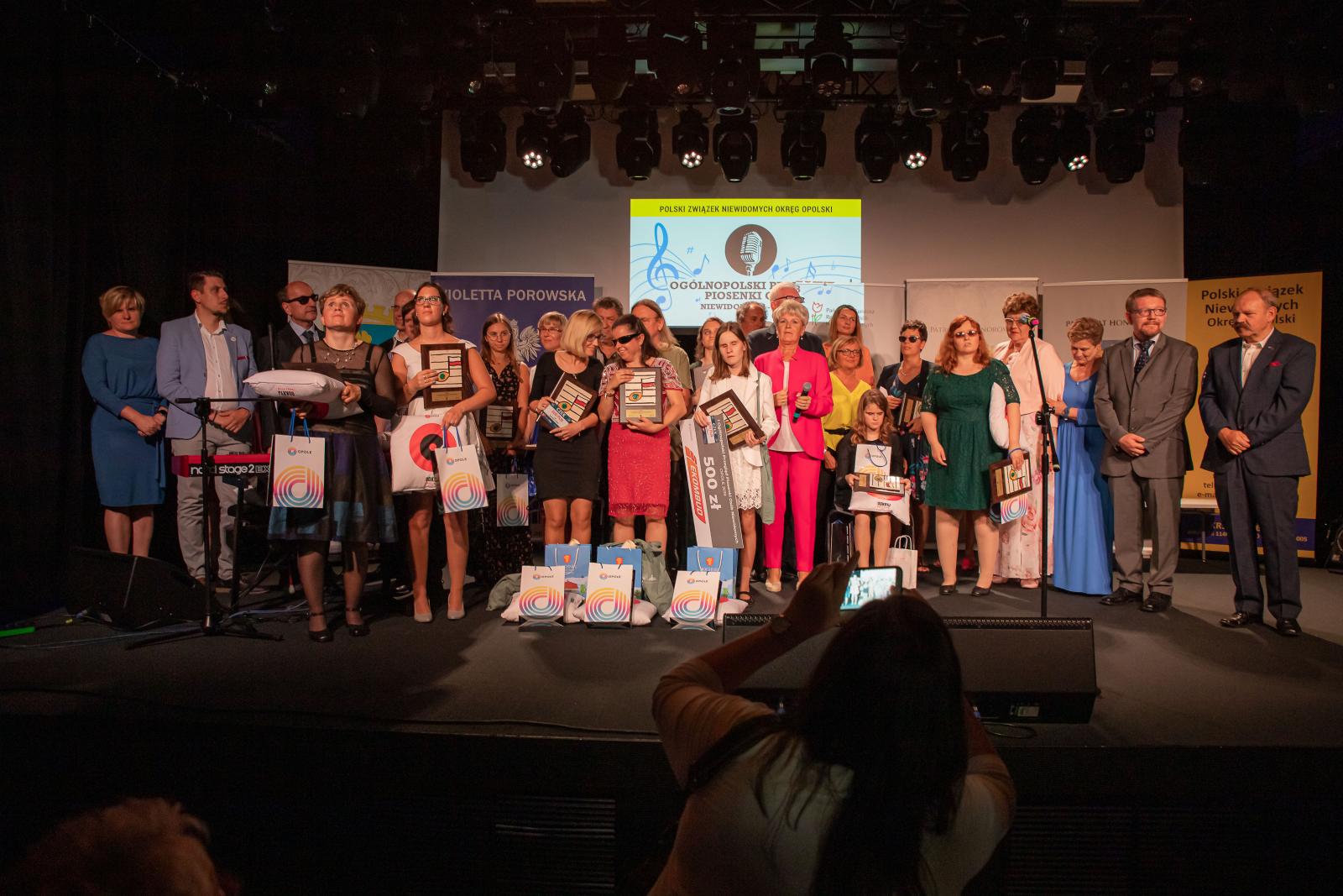 Przegląd Piosenki Osób Niewidomych - uczestnicy na scenie