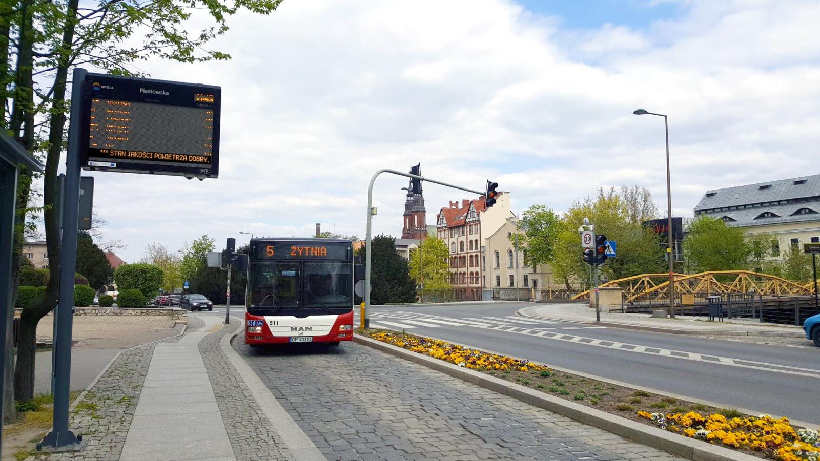Tablica Systemu Informacji Pasażerskiej na przystanu przy ul. Piastowskiej