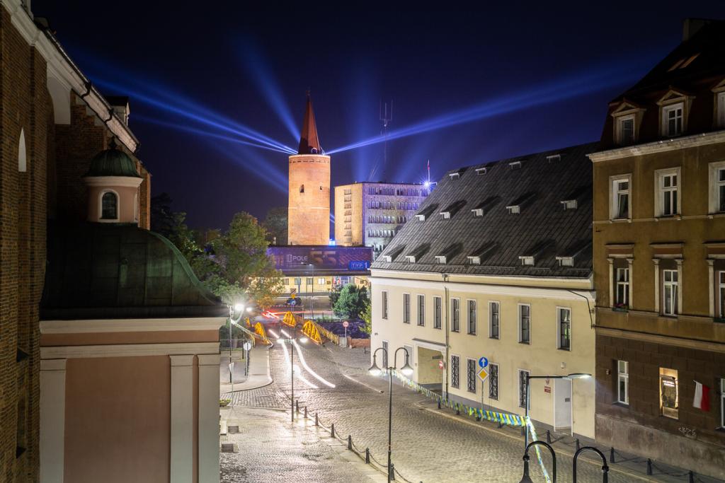 wieża piastowska nocą