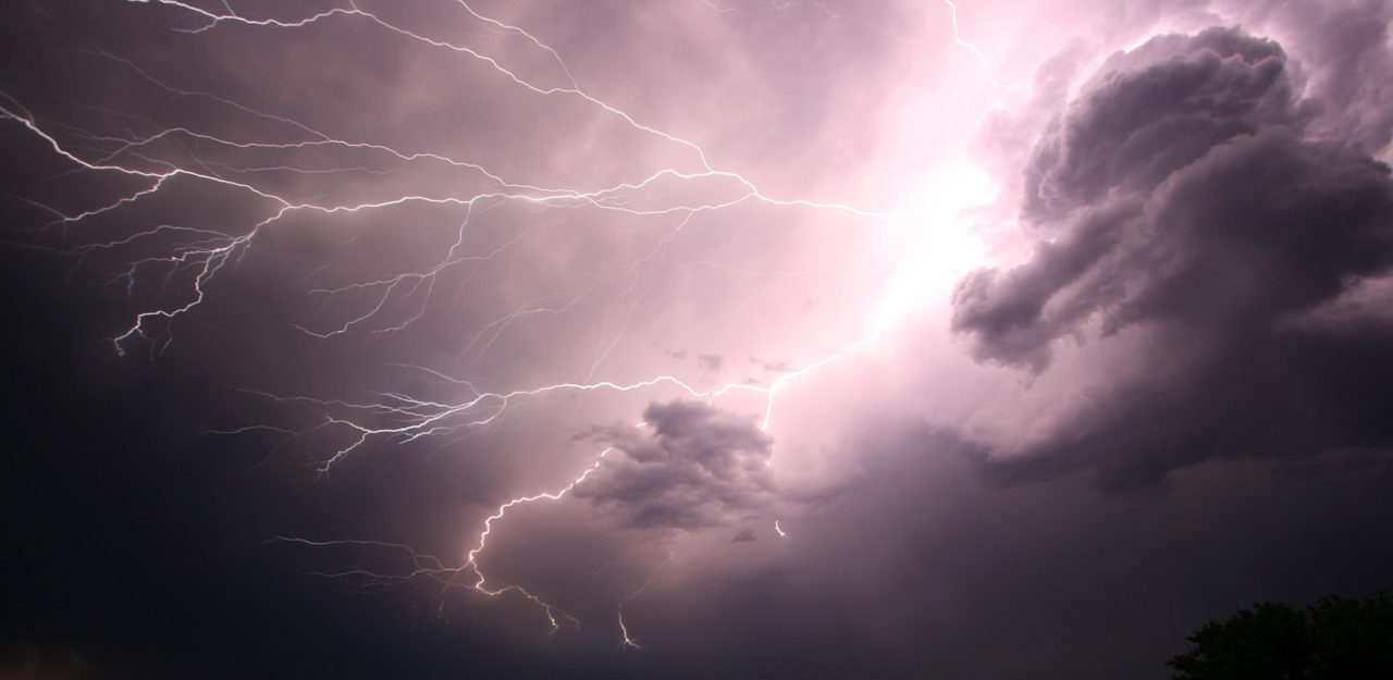 Niebo z widocznymi błyskami