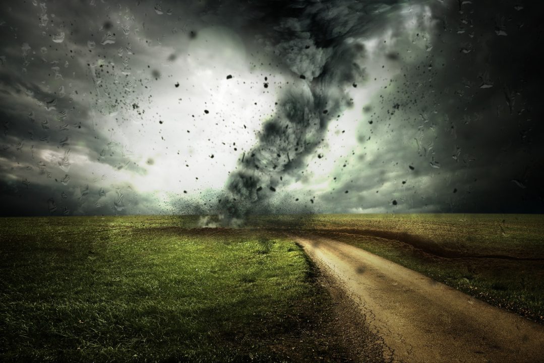 Tornado pośrodku drogi