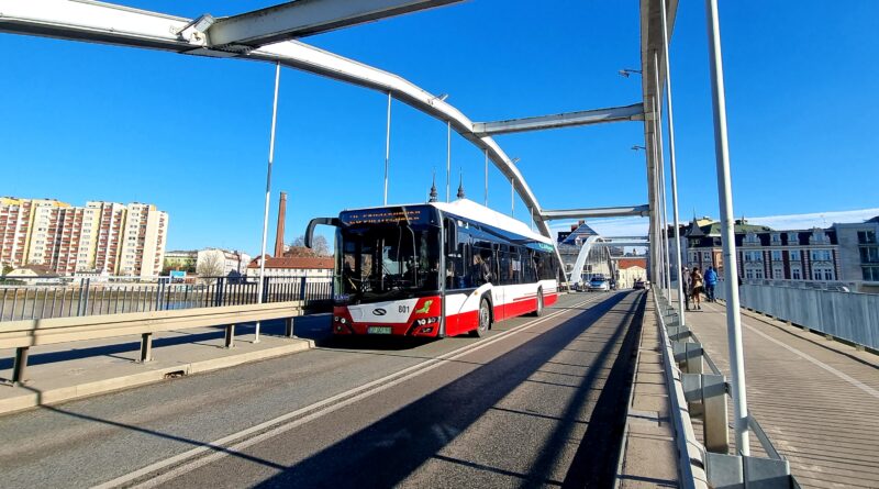 Autobus elektryczny na Moście Piastowskim