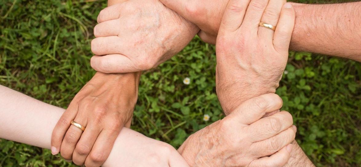 Grupa trzymających się dłoni 