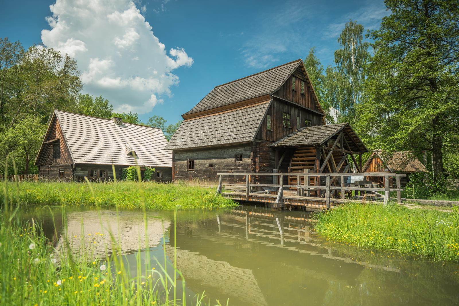 drewniany młyn