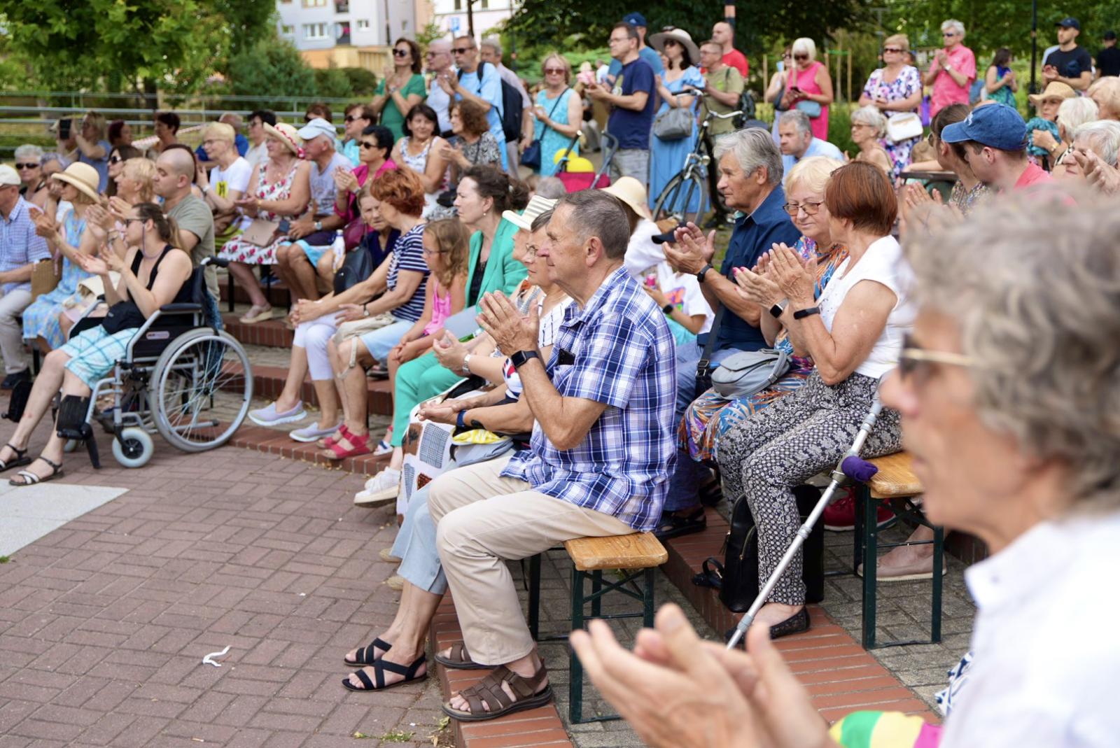 Publiczność podczas Koncertów Promenadowych na Placu Wolności