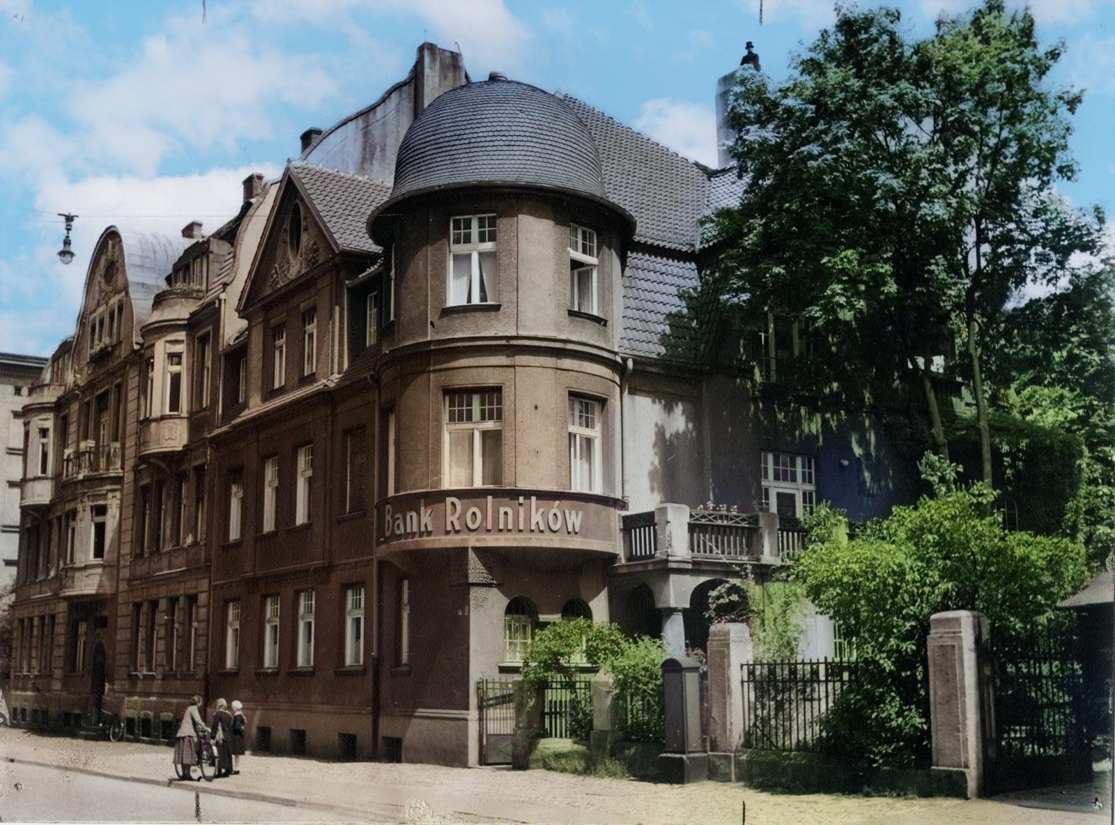 Budynek Banku Rolników w Opolu przy ulicy Książąt Opolskich 36, pierwsza siedziba Dzielnicy I [Archiwum Państwowe w Opolu, sygn. 45/3520/6], zdjęcie koloryzowane