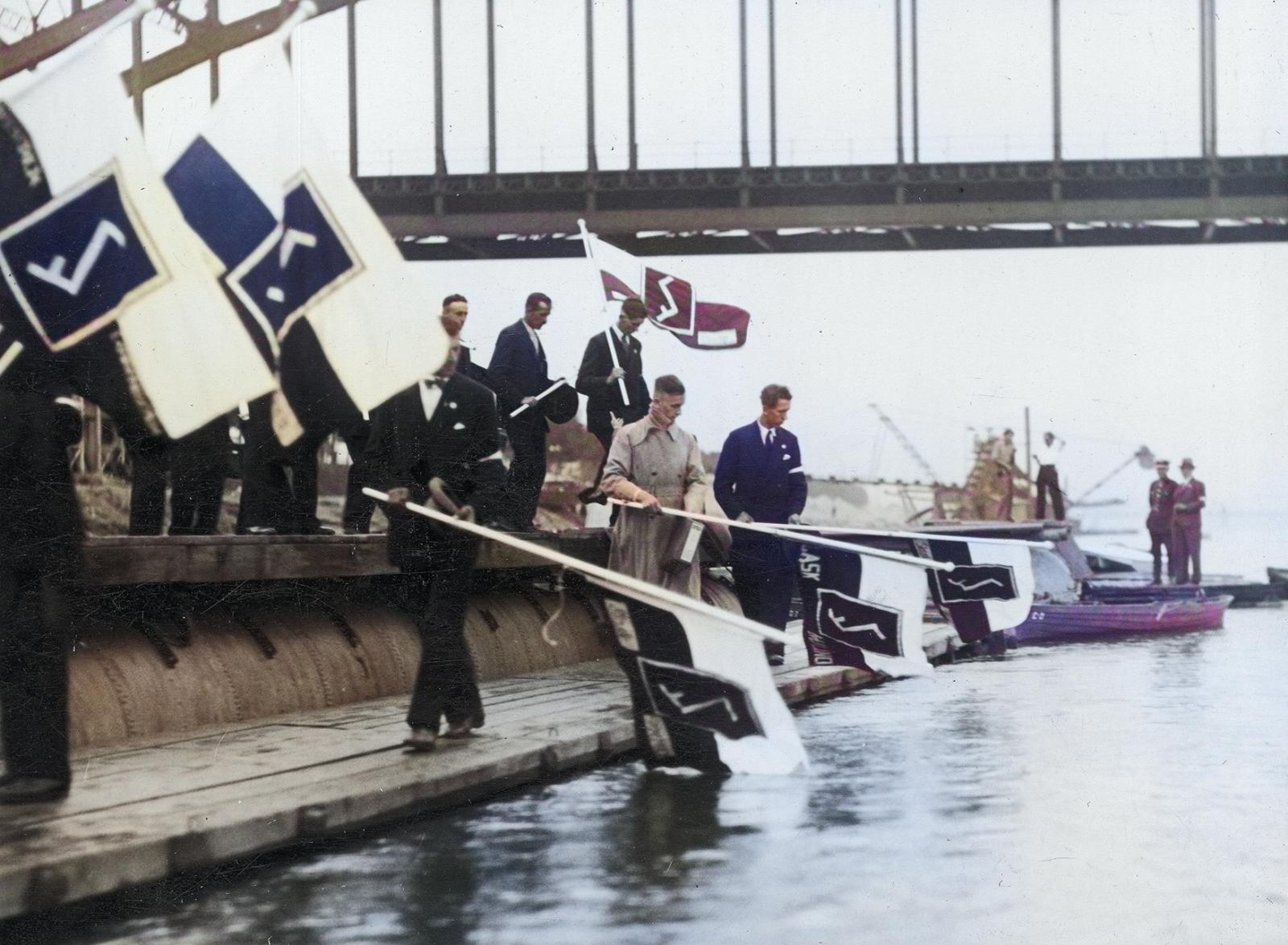 2.	II Światowy Zjazd Polaków z Zagranicy w Warszawie. Uczestnicy zjazdu podczas uroczystości w Stołecznym Oficerskim Yacht-Klubie RP. Widoczni mężczyźni trzymający sztandary ze znakiem Rodła, 5-12.08.1934 r.