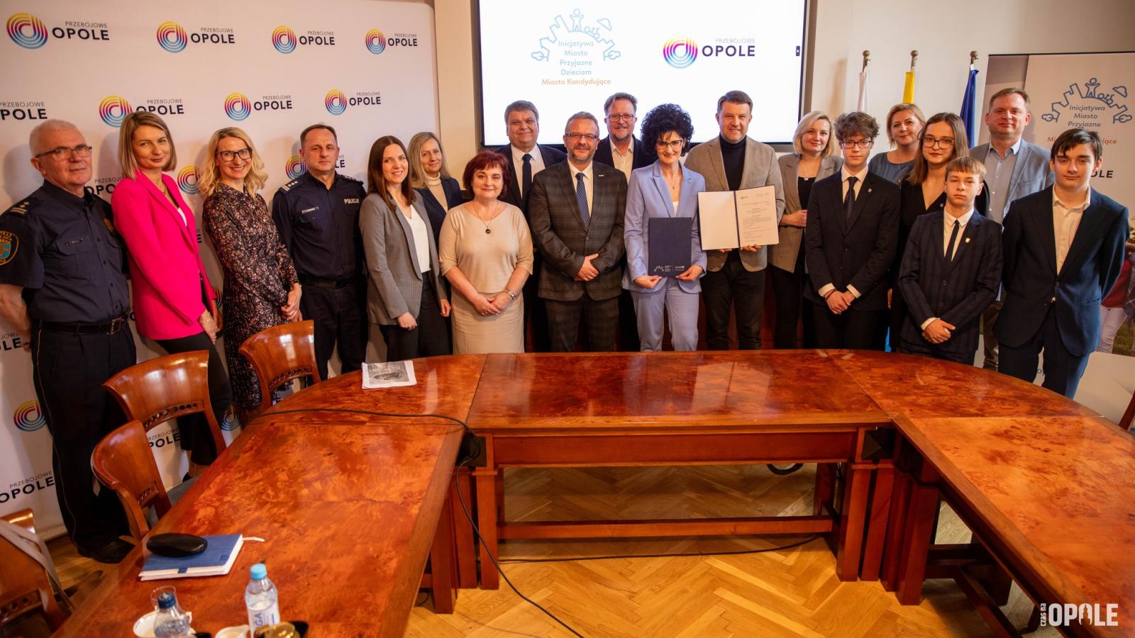 Zdjęcie przedstwia osoby uczestniczące w konferencji