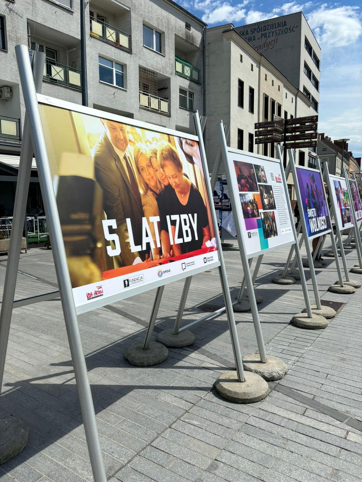 wystawa na Placu Wolności