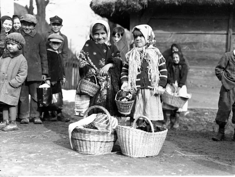 Fot. Dziewczynki z koszami ze święconką w Tomaszowicach, marzec 1937 r. (fot. Narodowe Archiwum Cyfrowe, sygn. 1-R-284-18, domena publiczna
