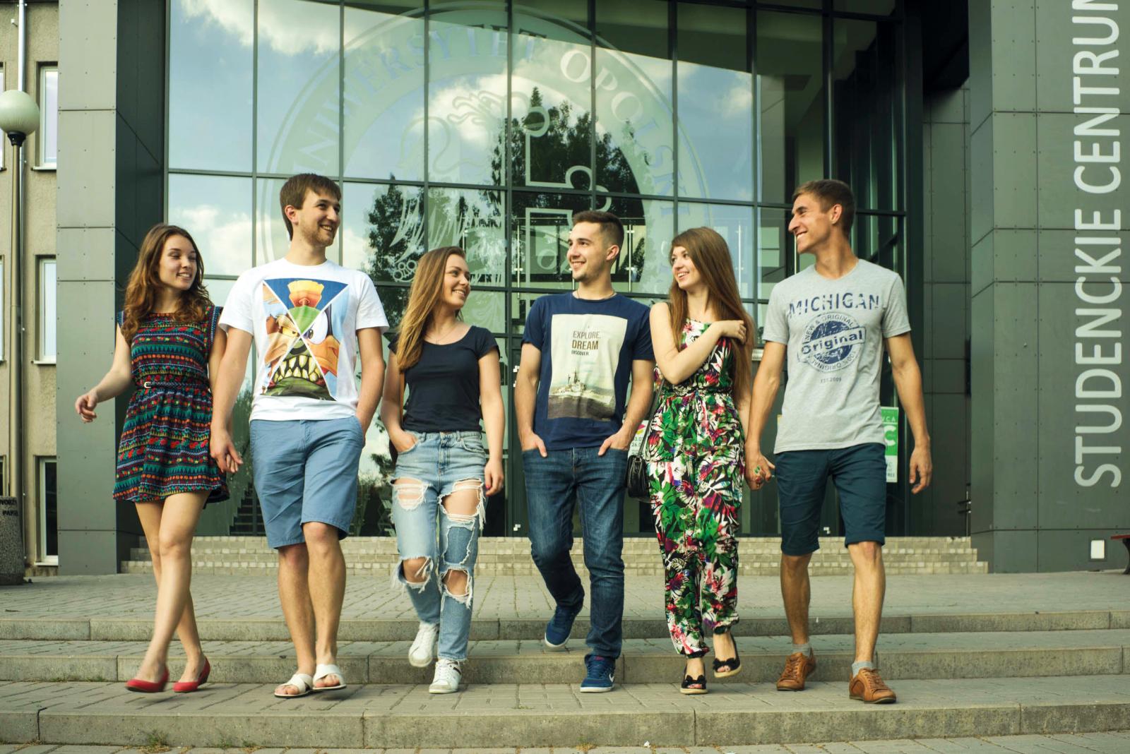Studenci przed Uniwersytetem
