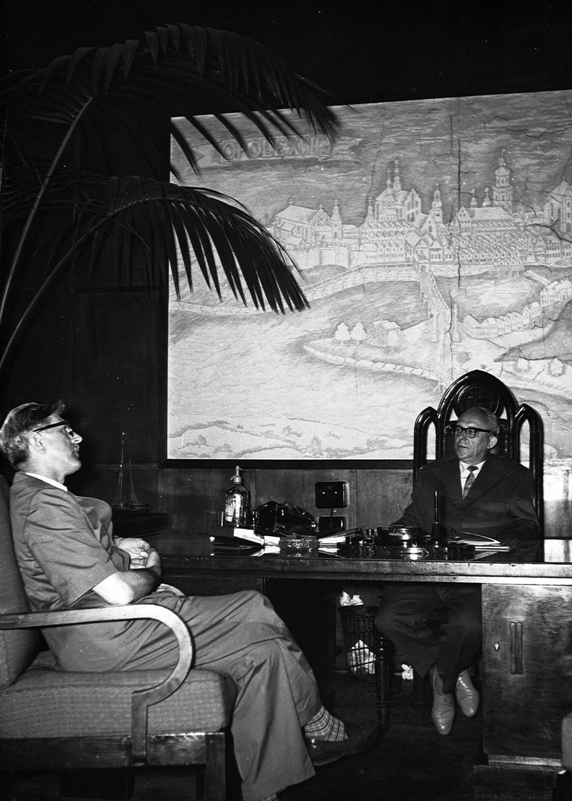 Papa Musioł w gabinecie