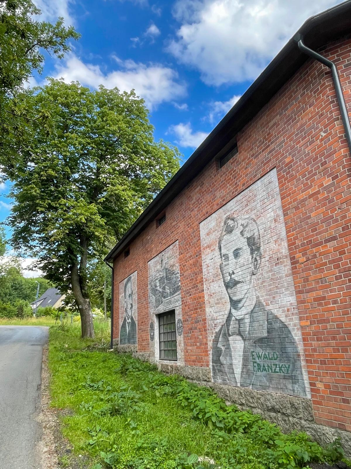 Murale przedstawiające dawnych właścicieli słynnego browaru w Miedziance, fot. M. Matyjaszek