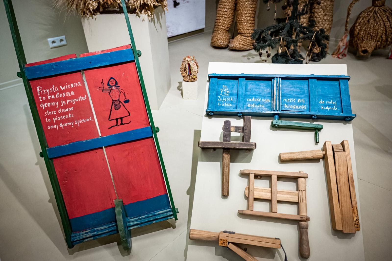 (Na zdjęciu klekotki z wystawy stałej: "Etnografia Opolszczyzny: tradycja i zmiana.")
