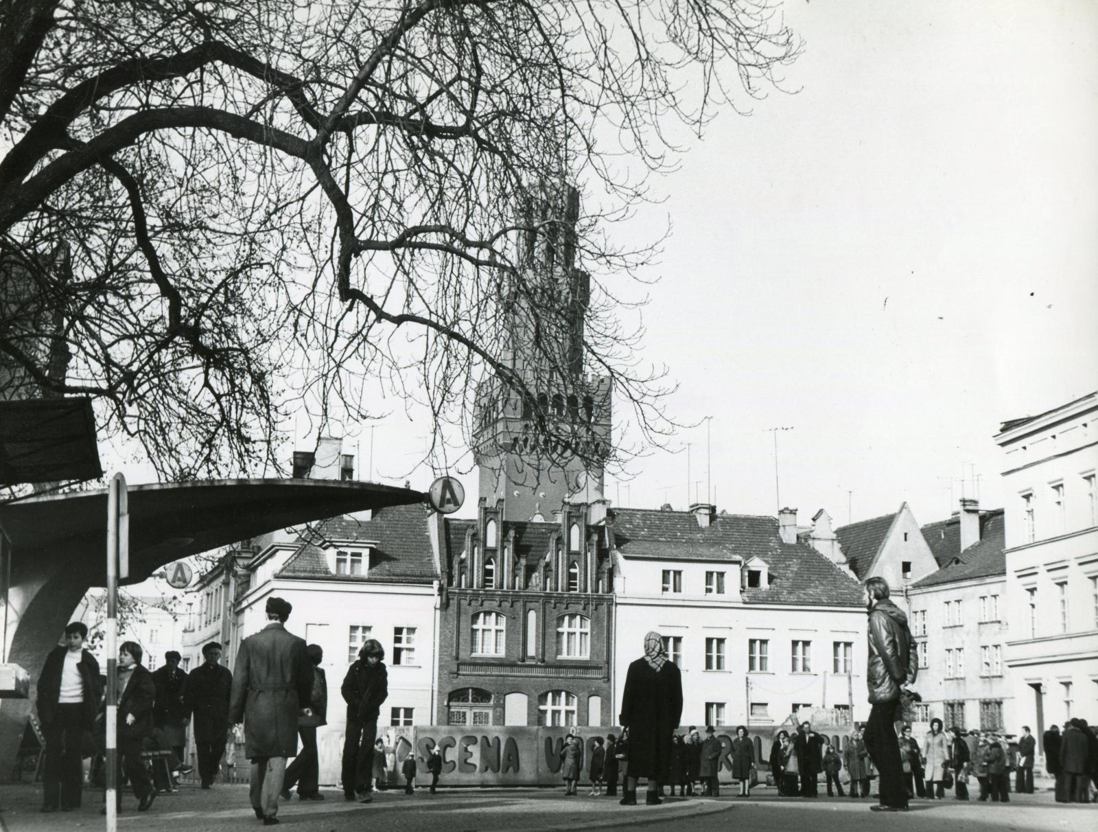 Po lewej charakterystyczna wiata przy postoju taksówek według projektu Floriana Jesionowskiego, fot. R. Kwaśniewski, lata 70. XX wieku.