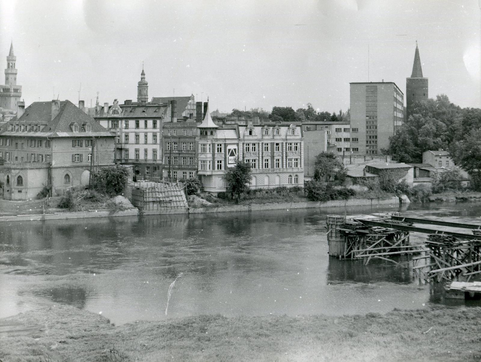 Zniszczony most na Odrze, ok. 1945 roku