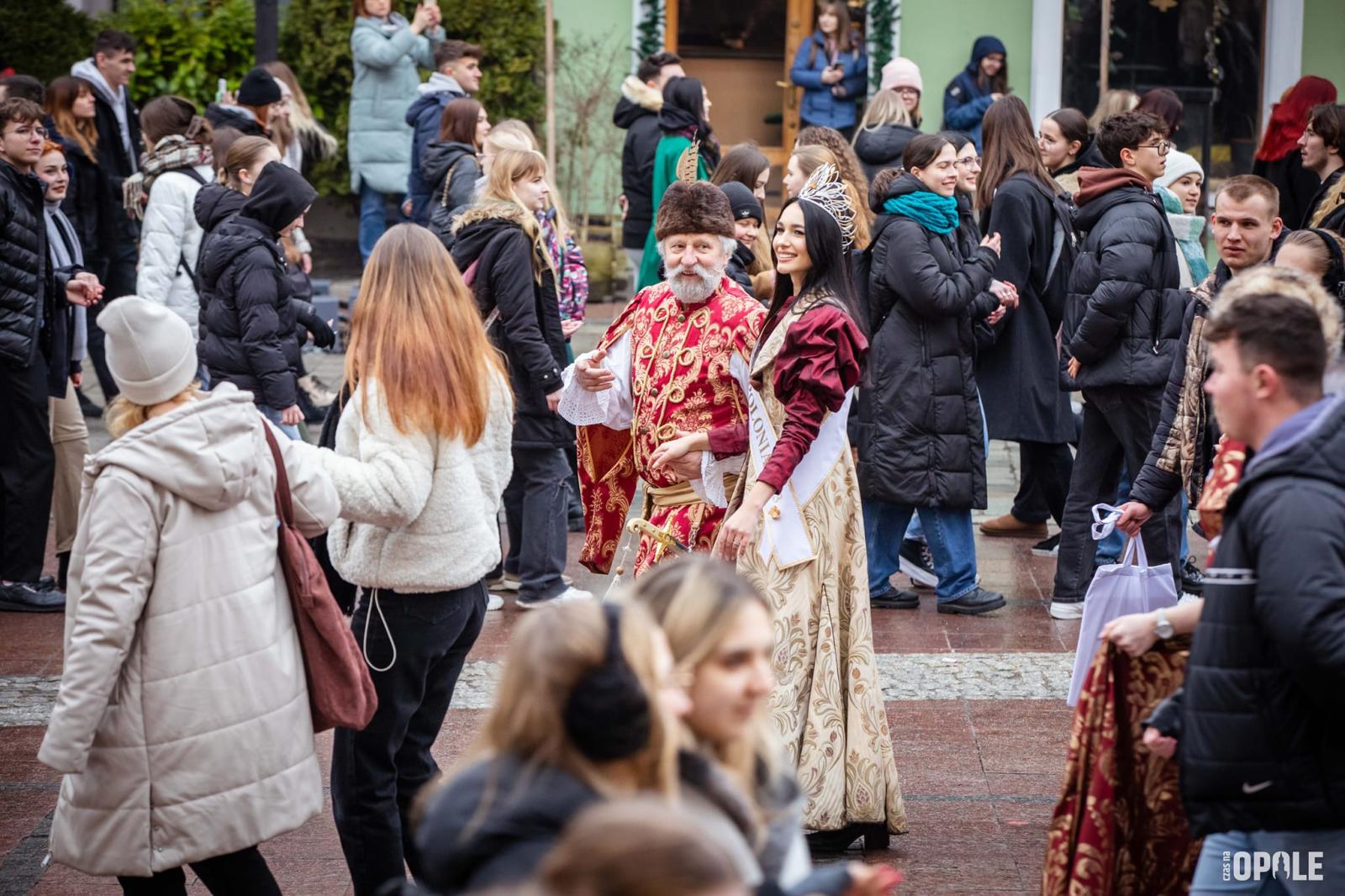 Maturzyści tańczą poloneza na opolskim rynku