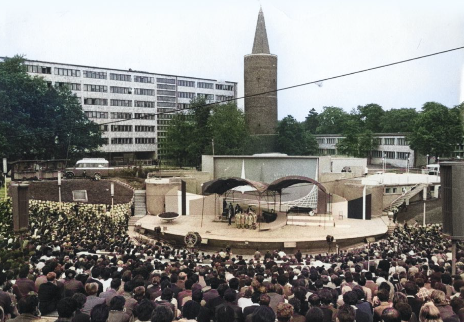 Amfiteatr w trakcie I KFPP, fot. Marek Karewicz, zdjęcie koloryzowane.