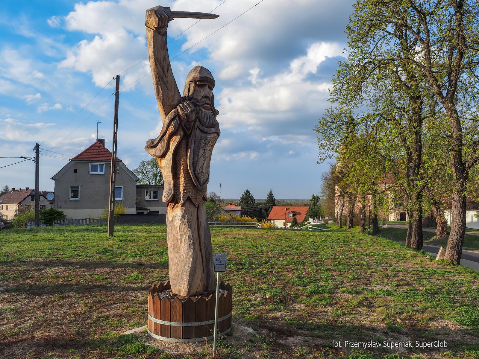 Dąbrowa Niemodlińska – rzeźba piastowskiego rycerza