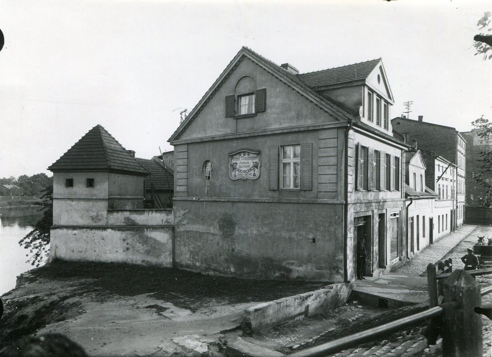 Budynek przy placu Piłsudskiego1