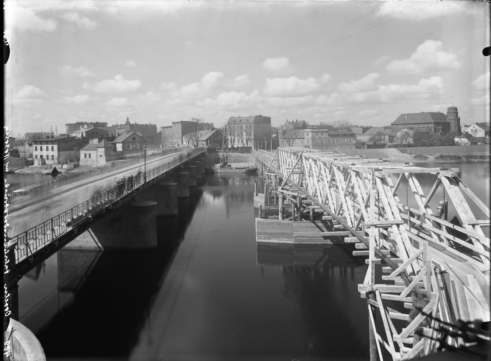 Most Stulecia w trakcie kapitalnego remontu, ok. 1932 r. - widok w stronę Zaodrza