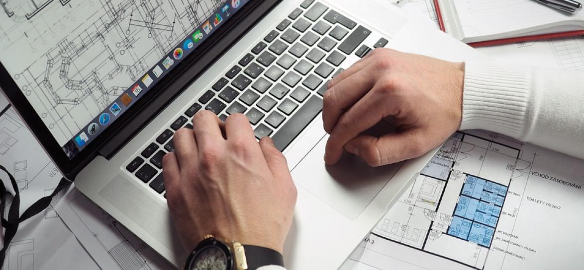 Dłonie piszące na laptopie