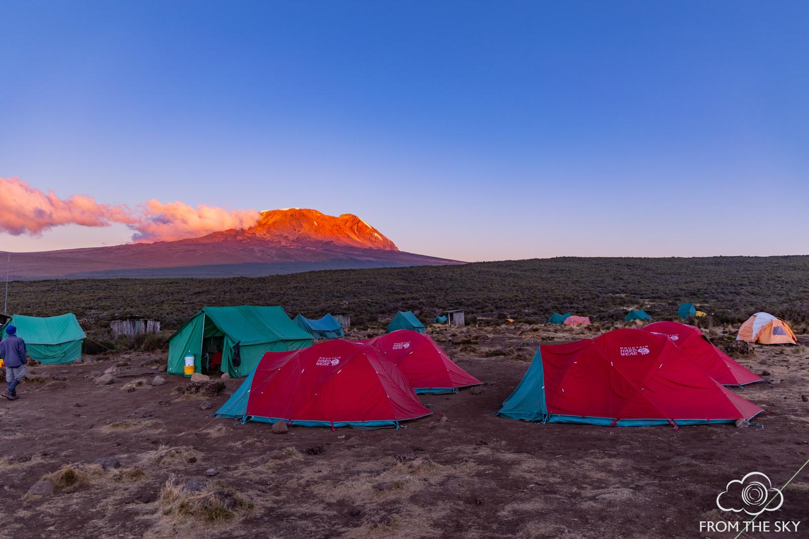 zdjęcie namiotów, obozu, w tle góra kilimanjaro