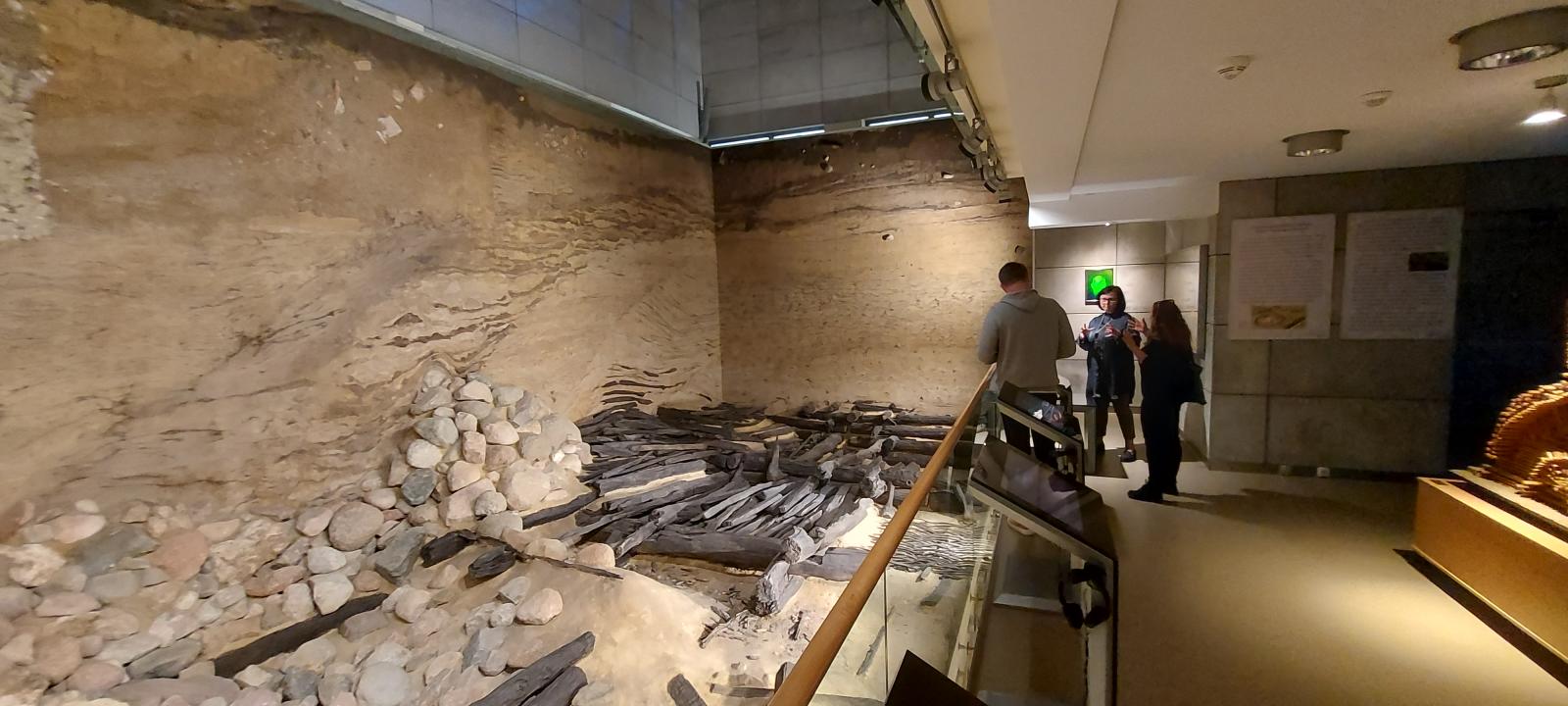 wystawa w muzeum śląska opolskiego, w oddali trzy rozmawiające ze sobą osoby