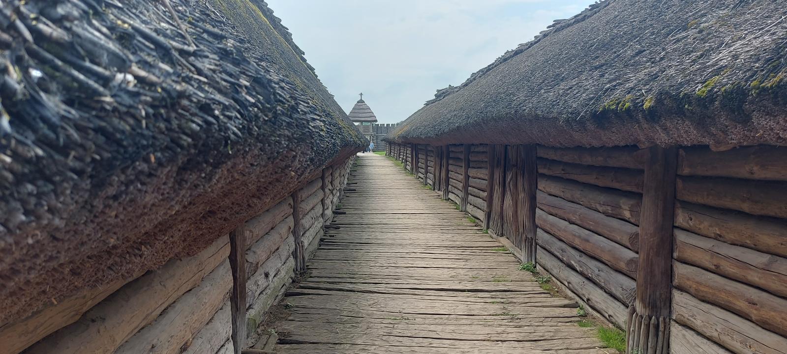 zdjęcie grodu, drewnianych zabudowań