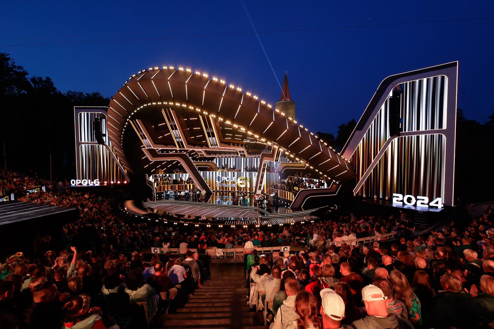 zdęcie sceny amfiteatru i trybuny z ludźmi