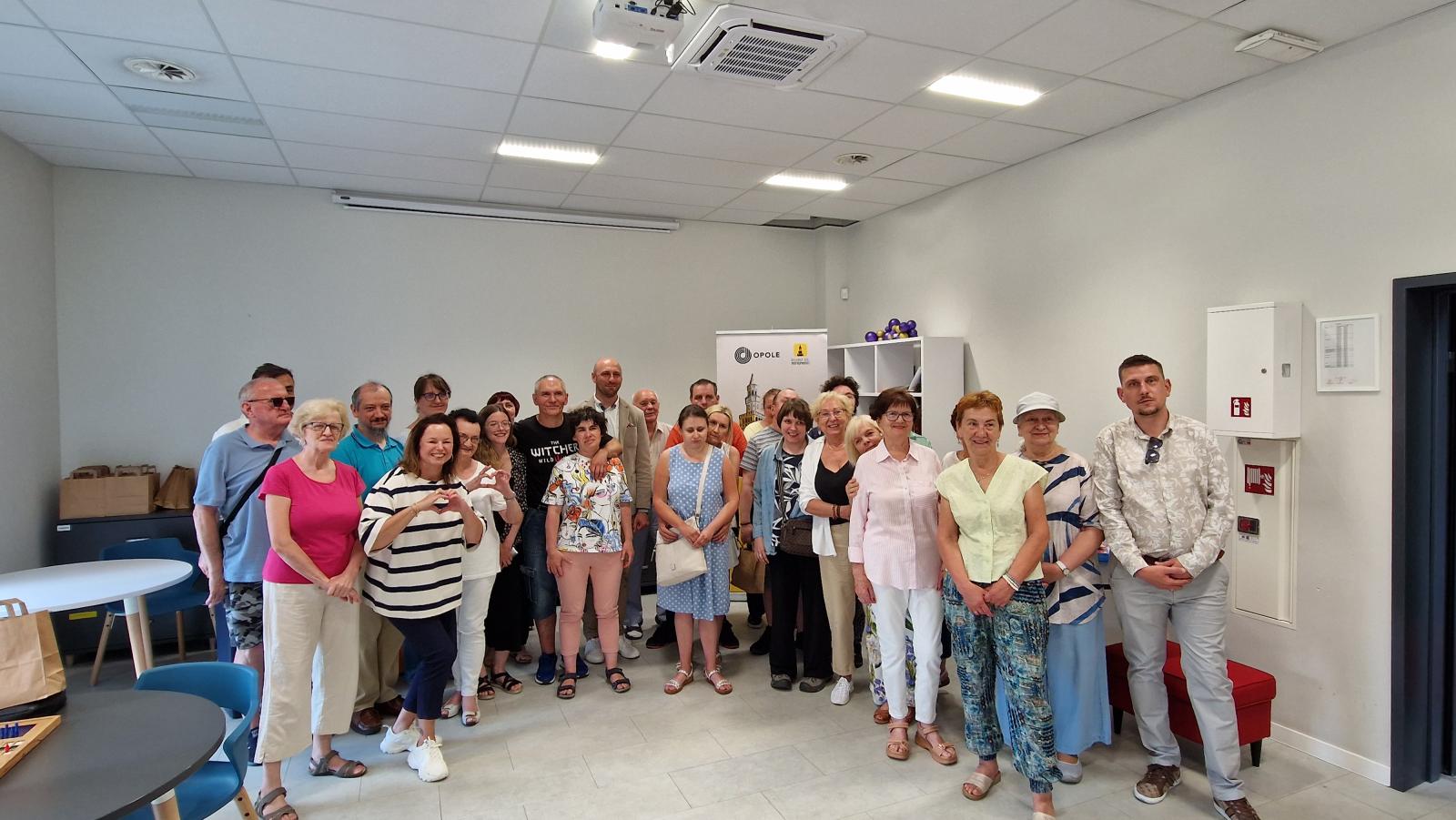 Zdjęcie grupowe wszystkich uczestników turnieju wraz z organizatorami