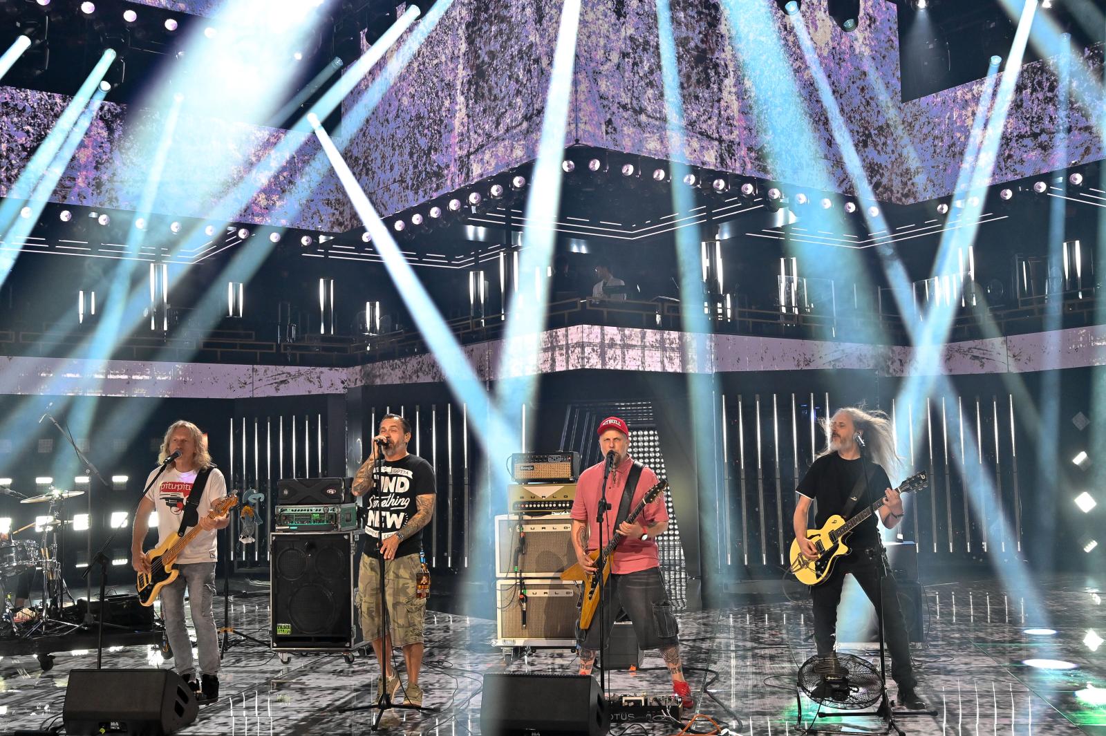 czterech artystów na scenie podczas koncertu