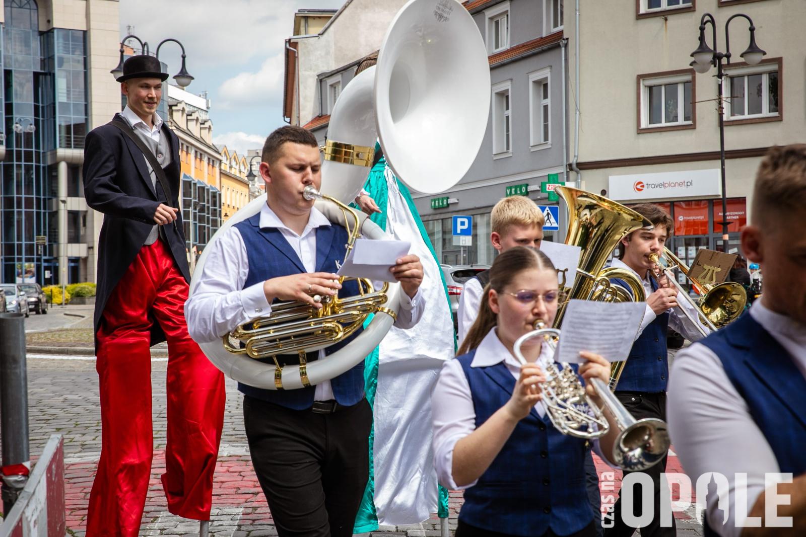 zespół muzyczny podaczas przemarszu