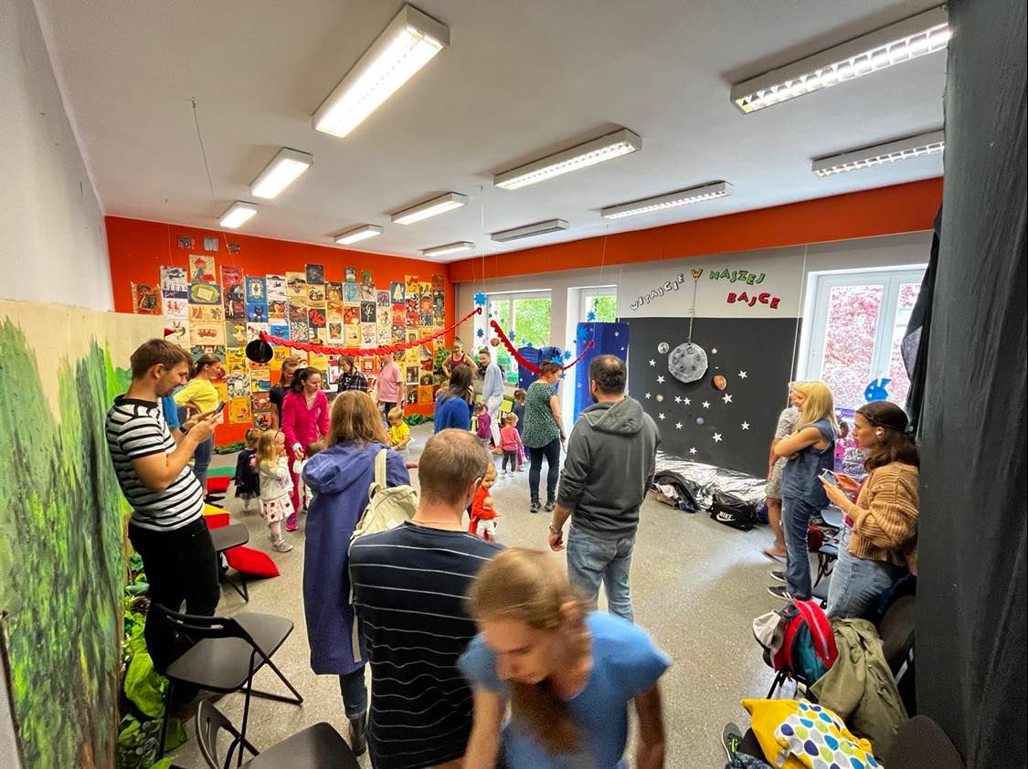 zdjęcie dzieci podczas warsztatów w bibliotece