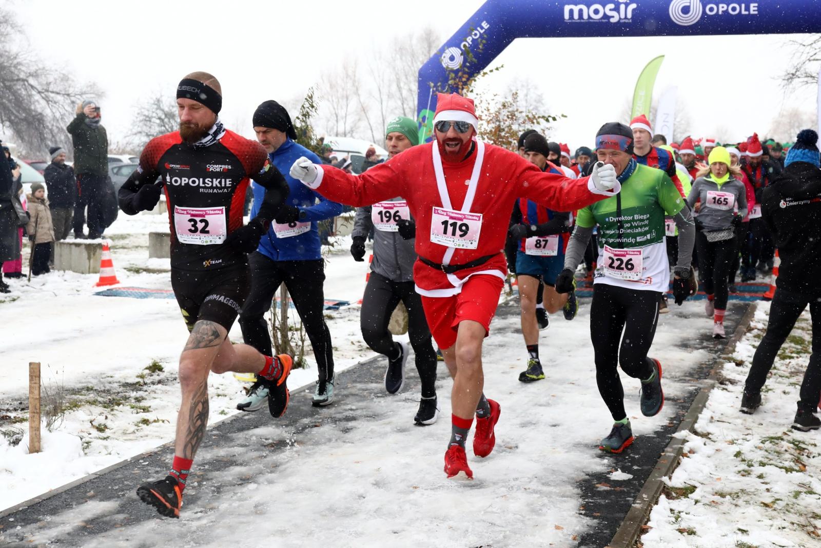 Uczestnicy biegu wbiegaja na metę