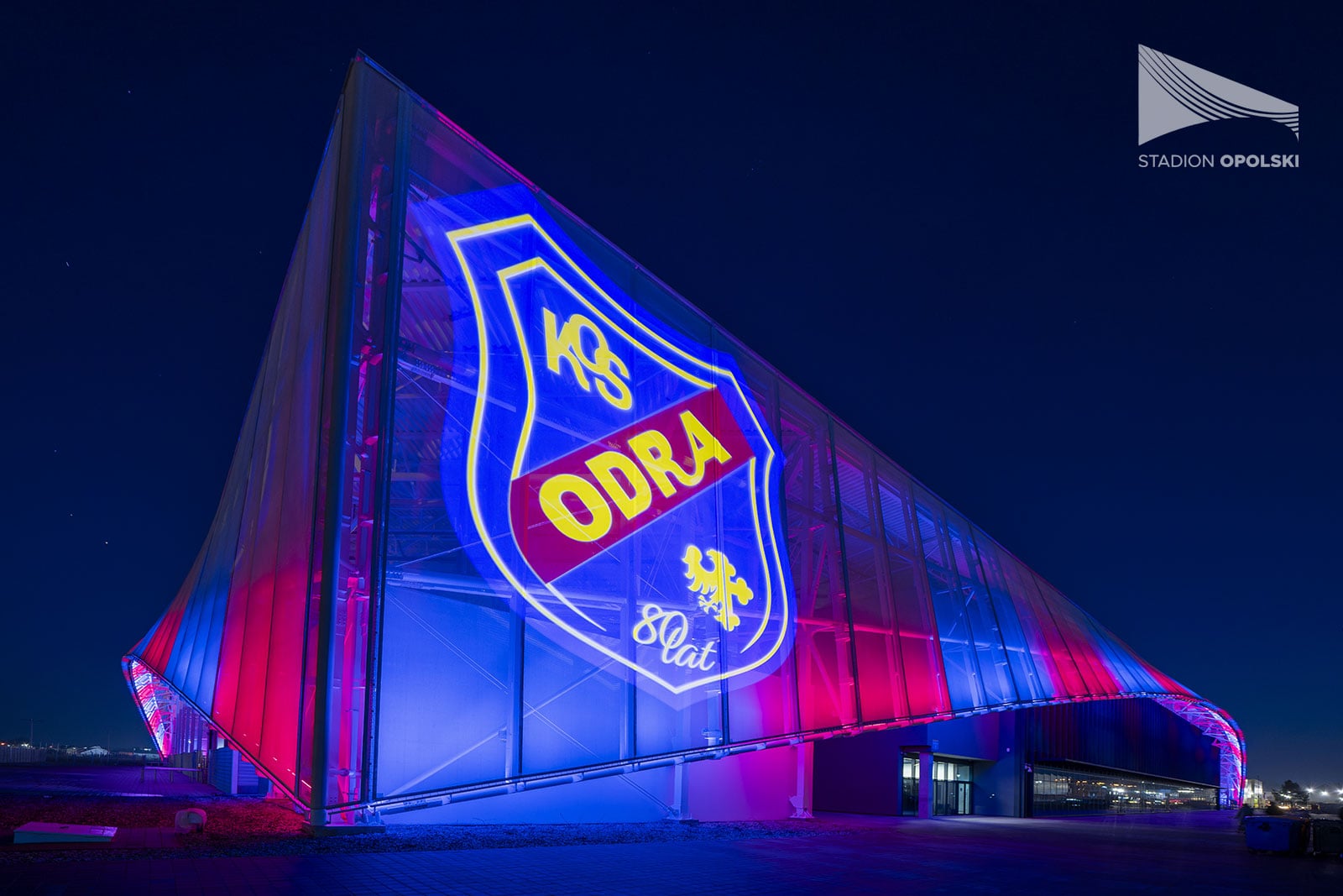 zdjęcie podświetlonego stadionu opolskiego