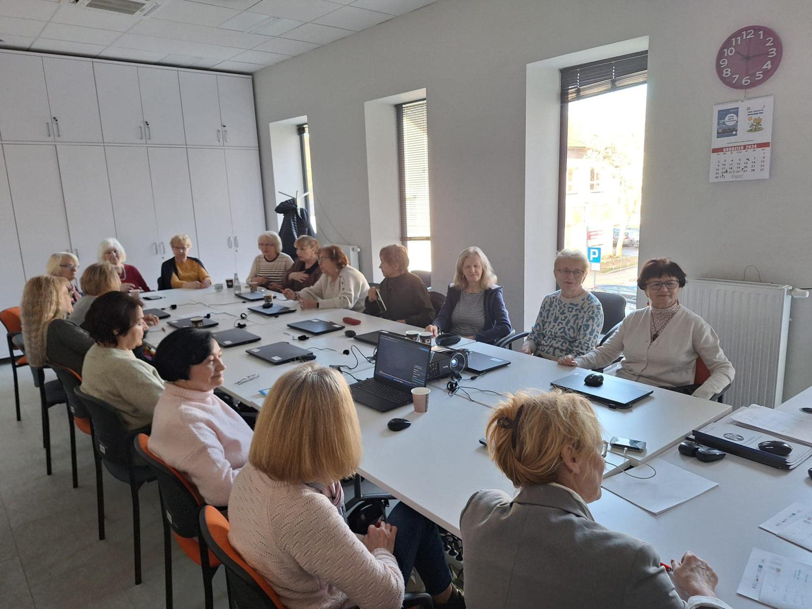 senorzy podczas zajęć komputerowych