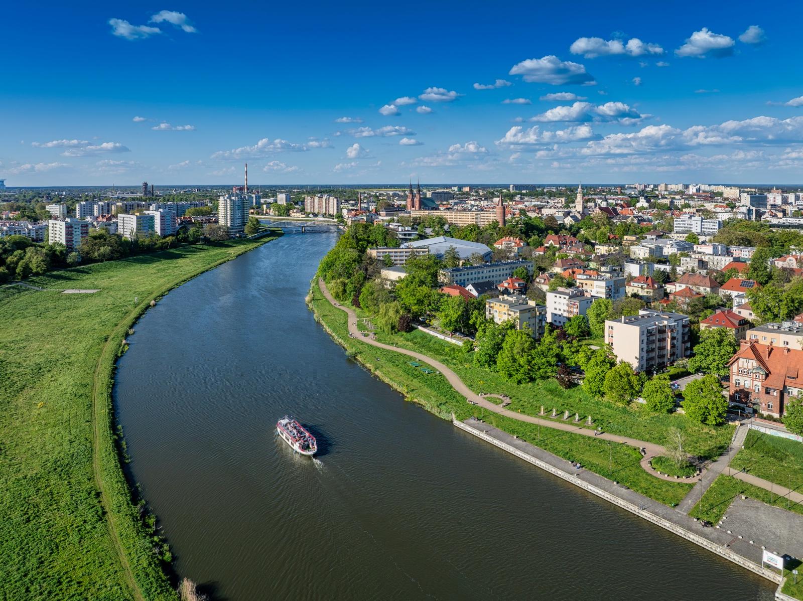 Statek Opolanin płynący po rzece Odra