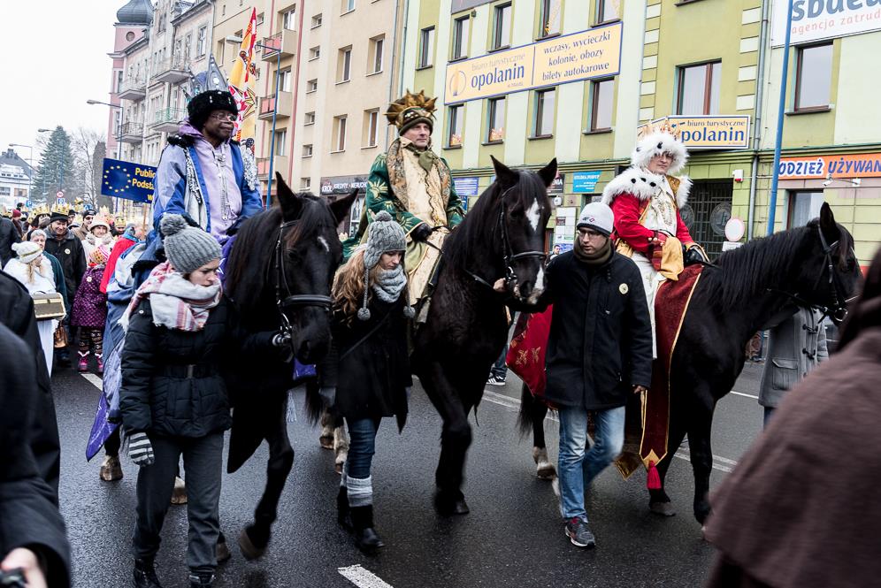 orszak przechodzący ul. Ozimską, trzech królów na koniach