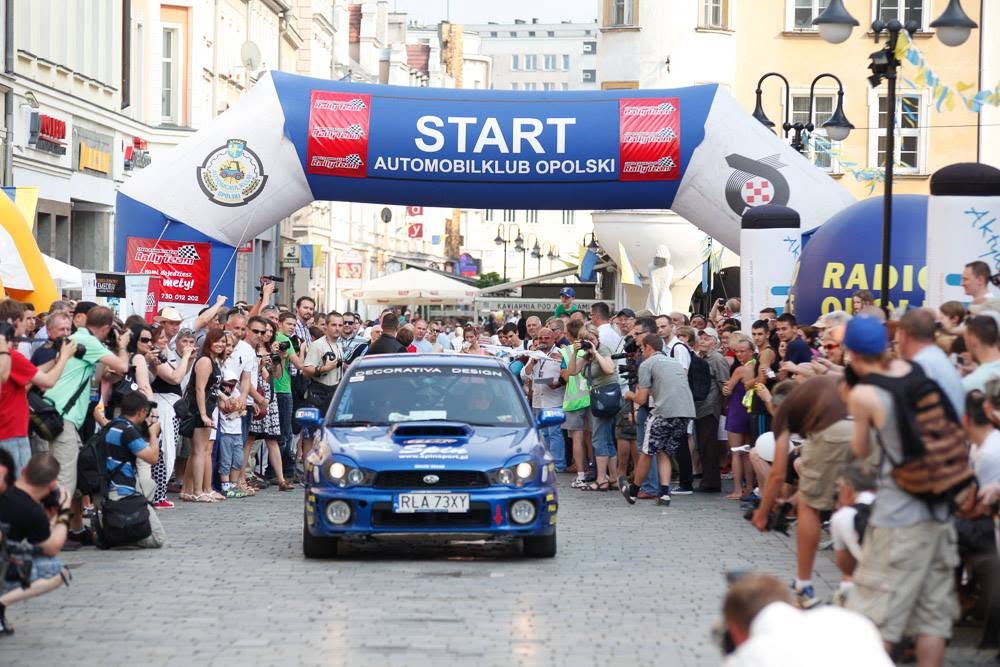 niebieski samochód na mecie rajdu festiwalowego na rynku