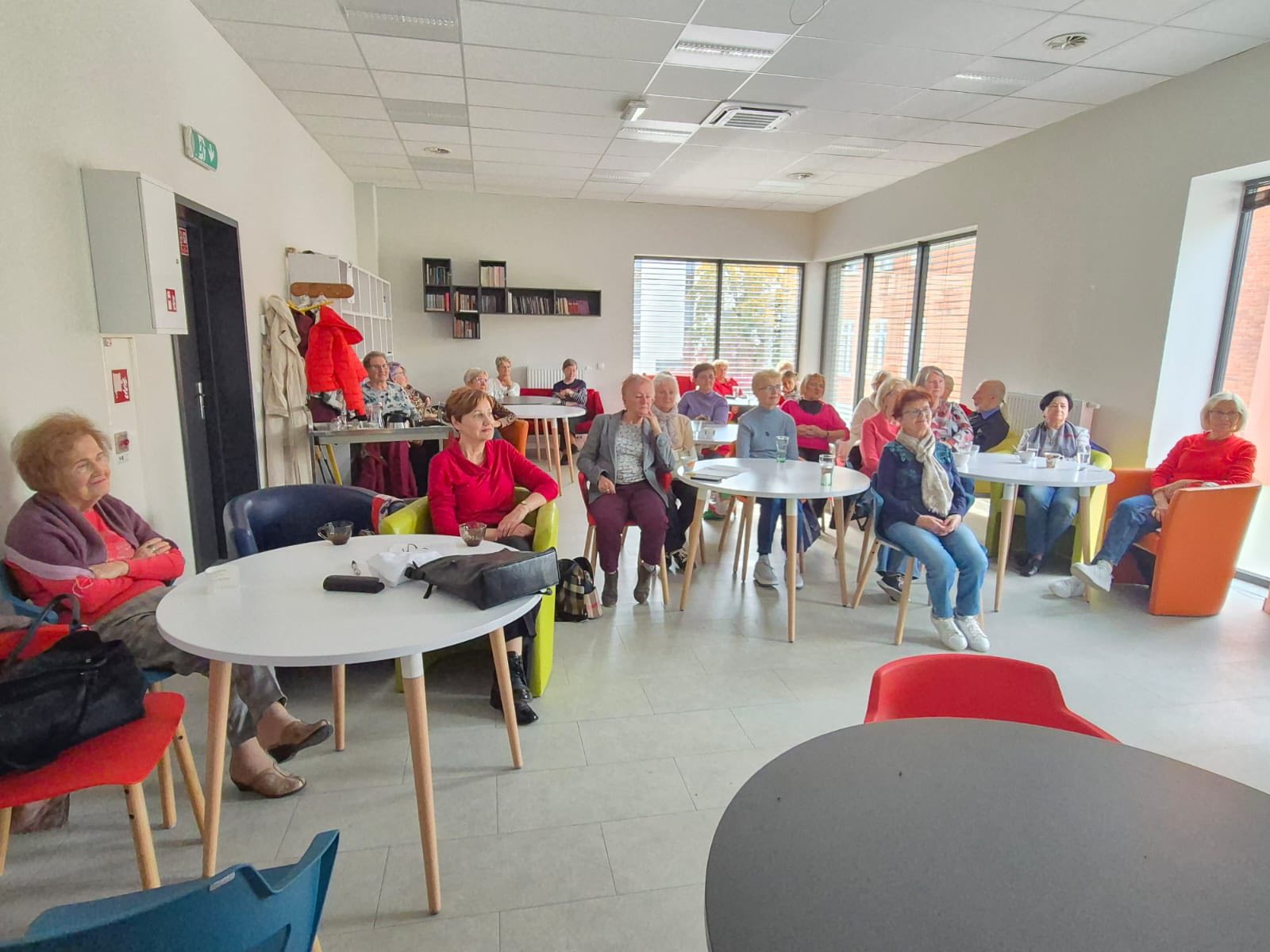 seniorki, sala, stoliki, krzesła