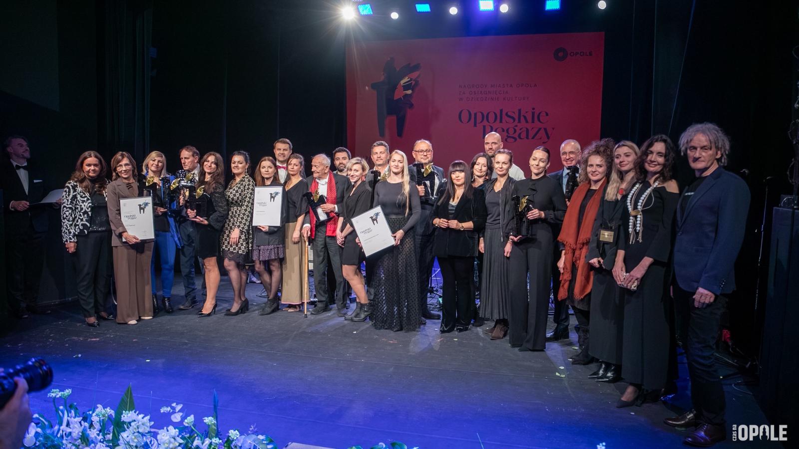 Laureaci konkursu na środku sali