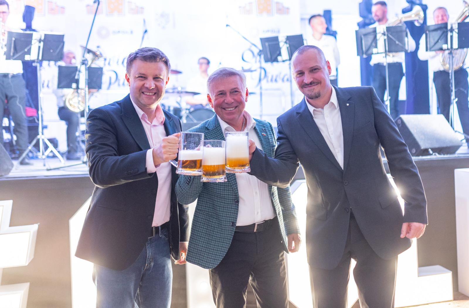 trzej mężczyźni, w tym Prezydent Miasta Opola, podczas Święta Piwa