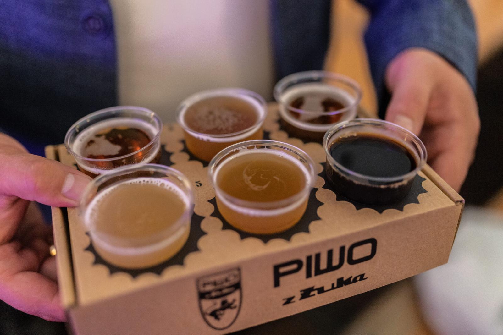 zestaw degustacyjny kilku piw