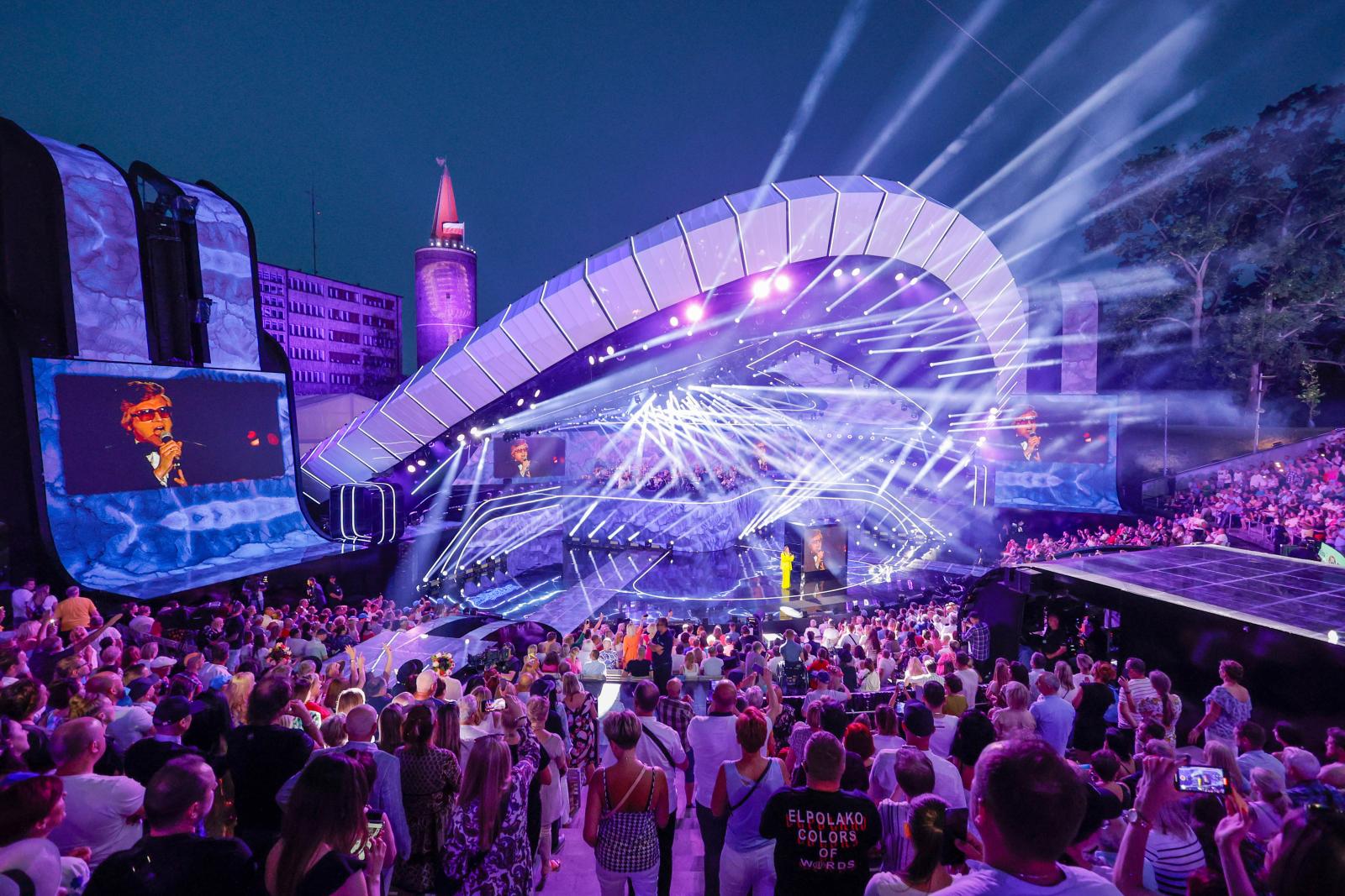 zdjęcie amfiteatru pełnego ludzi podczas festiwalu