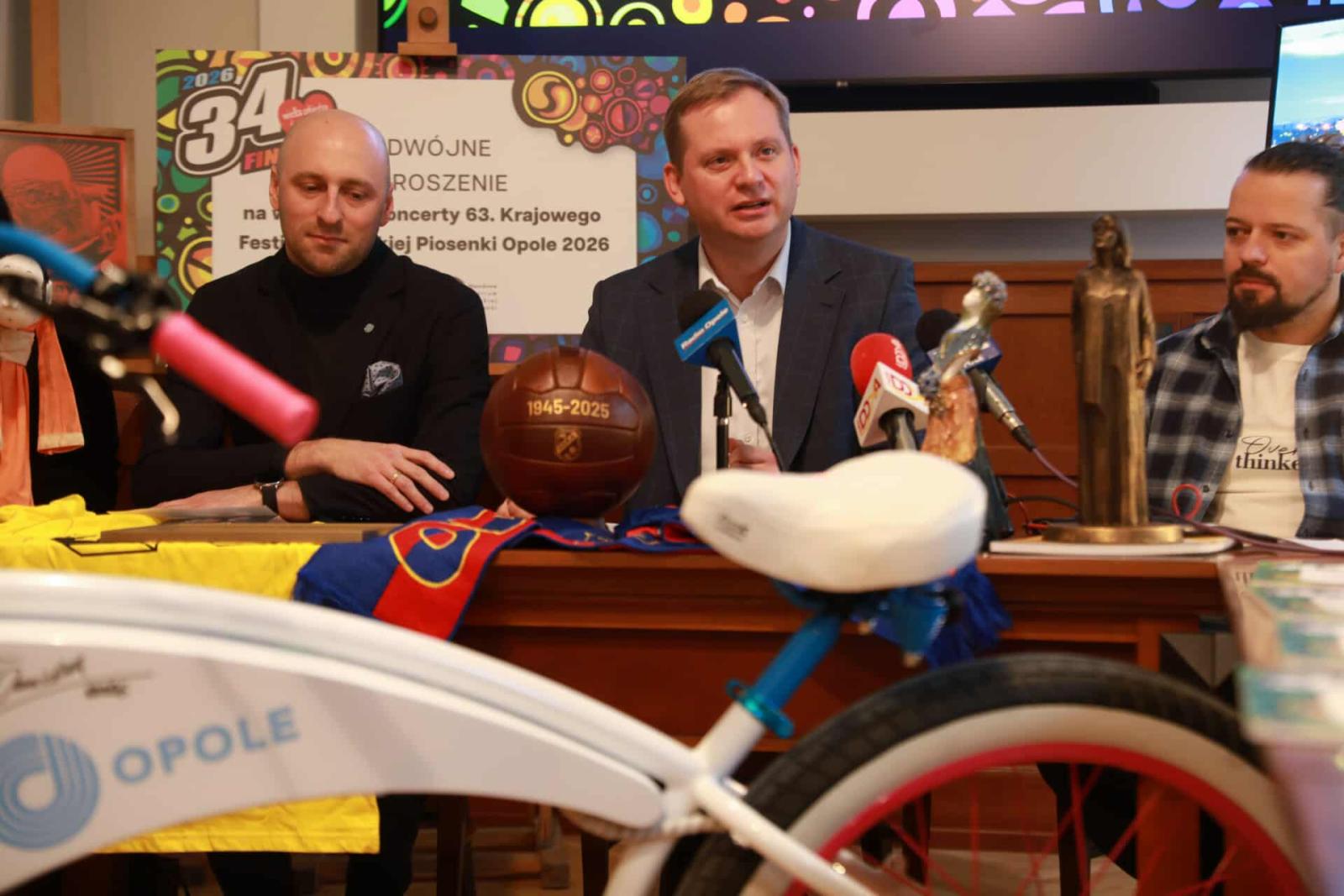 rower elektryczny, piłka, Karolinka, 3 osoby