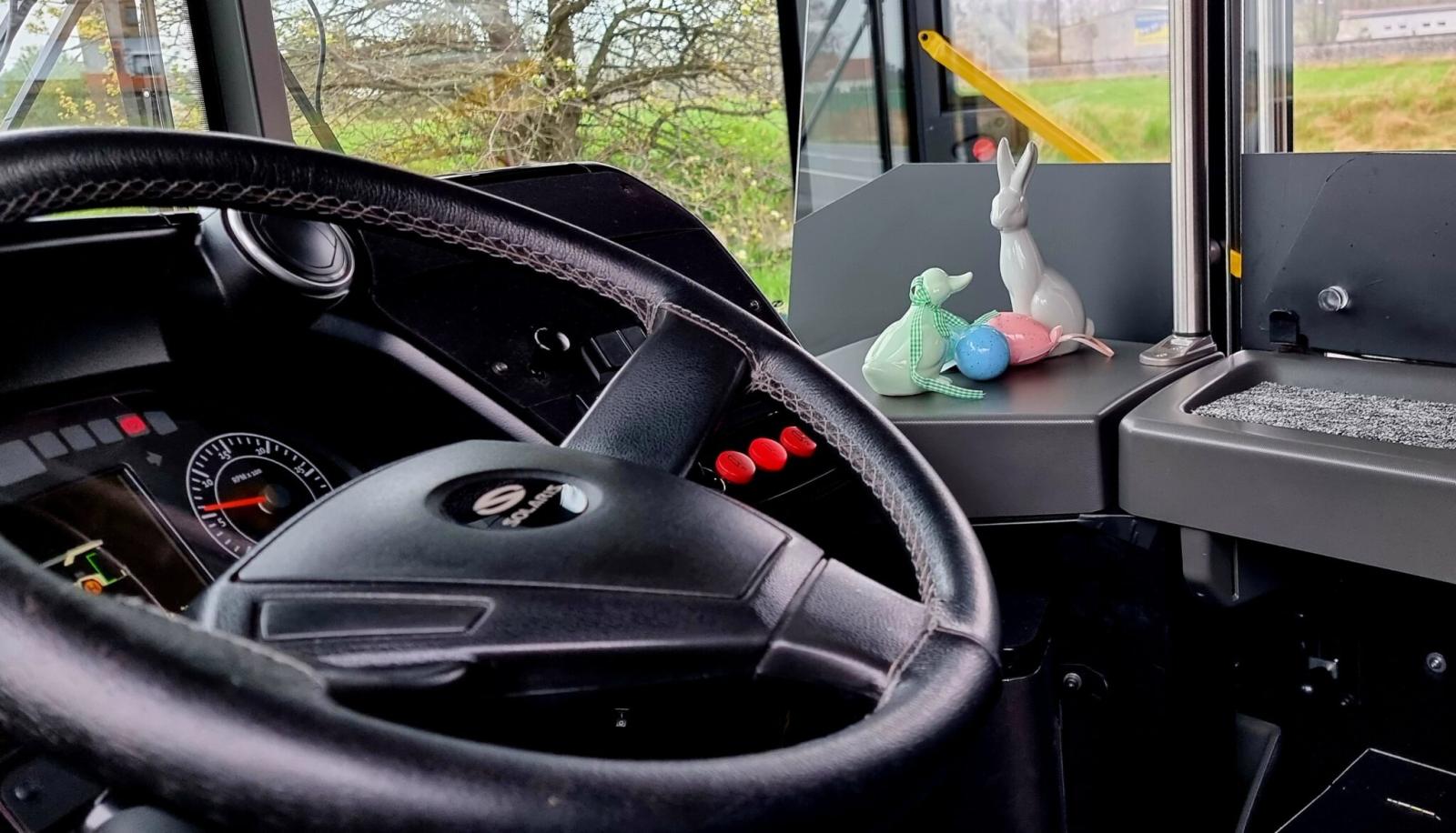 figurka zajączka na desce w autobusie