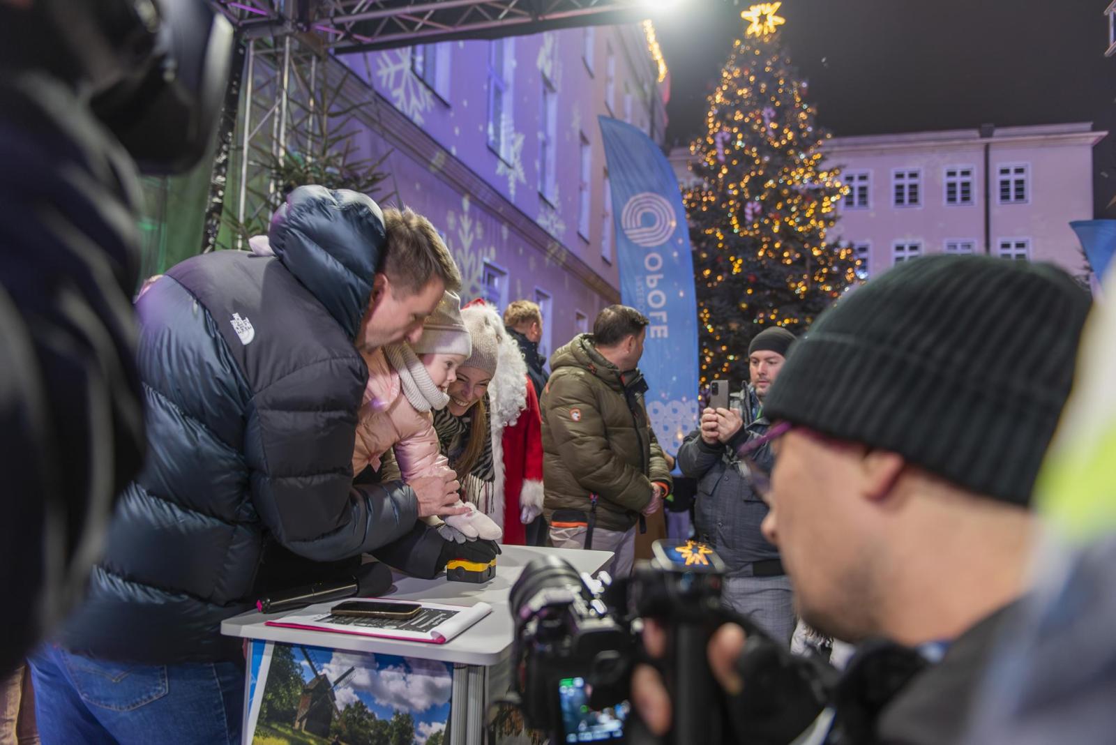 zdjęcie z momentu oświetlenia choinki
